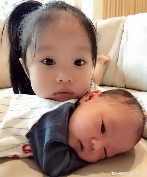 姐弟俩的日常十分有爱.值得一提的是,关颖恢复身材的速度之迅速.