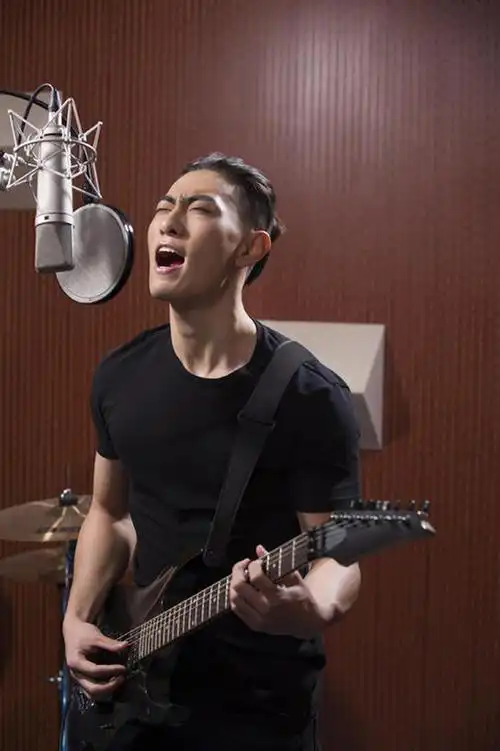 东方人,成年人,一个人,竖图,室内,夜晚,正面,时尚,兴奋,热情,北京