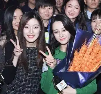 明星和粉丝合影:刘亦菲险胜,舒淇气质独特,蔡依林尴尬!