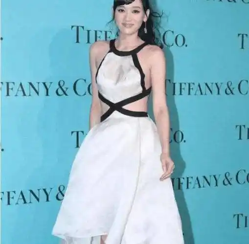 原创45岁林志玲撞上40岁陈乔恩这中间的差距一目了然