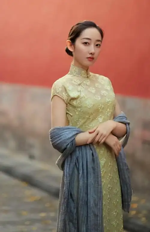 穿上了复古旗袍之后她还搭配了一条灰色披肩,从这个造型上,蒋梦婕的