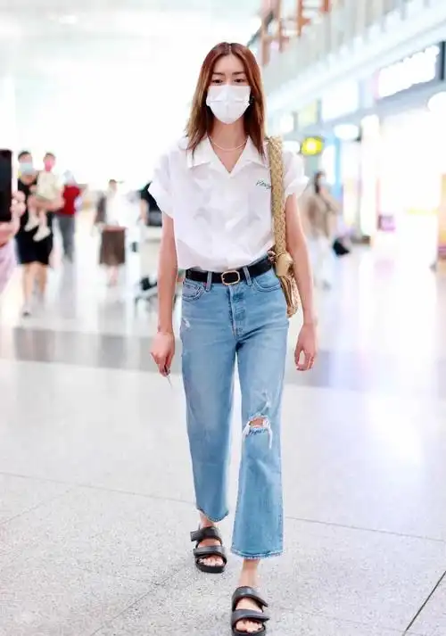 刘雯夏日简单又时髦的穿搭简约随性的搭配散发出超模气息