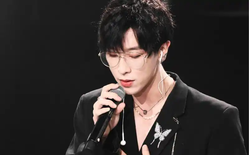 景向谁依《爱就一个字》,爷青回曲目更新了!