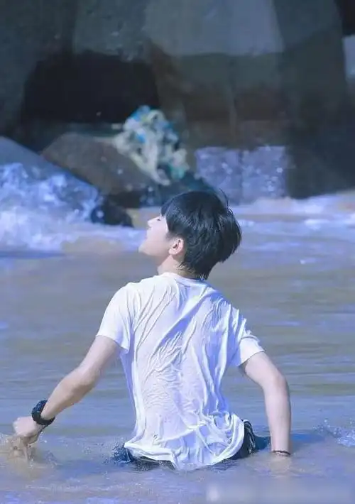 易烊千玺海边被海浪扑倒浑身湿透暴露真实身材