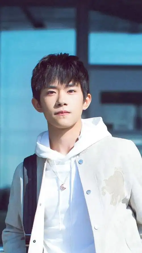 青春干净写真易烊千玺的红色穿搭,热情活力,帅气十足,红色很适合他!