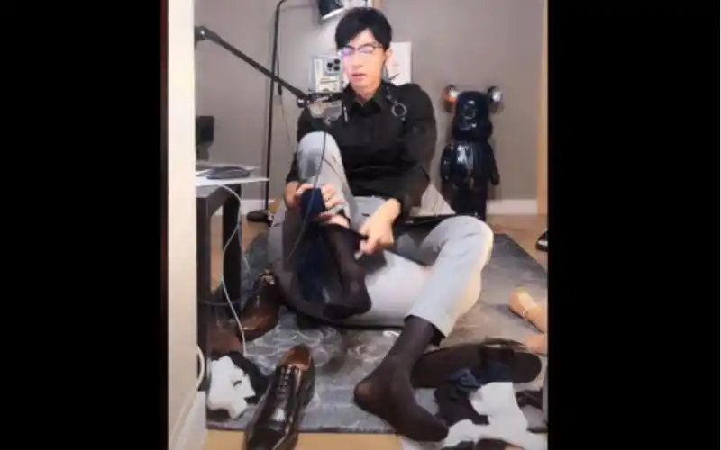 正装大脚帅哥换丝袜