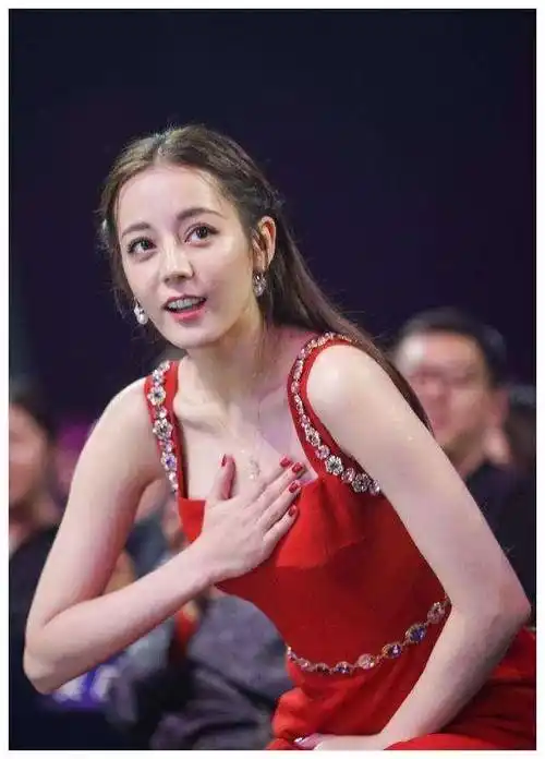 原创迪丽热巴31岁风情万种捂哪走哪引质疑旧照曝光惊奇不已