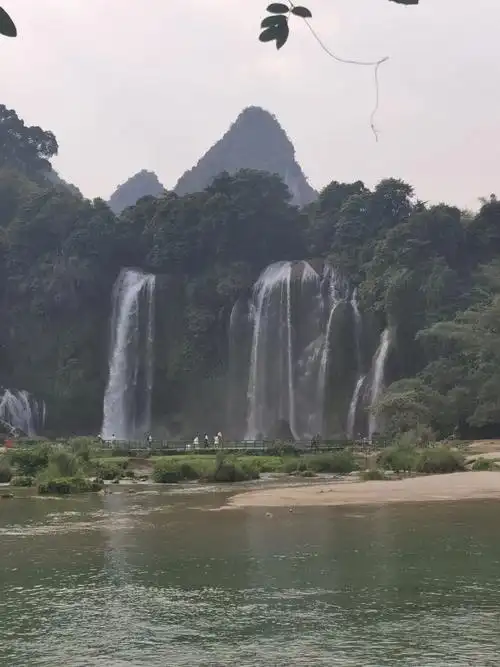 德天瀑布位于广西壮族自治区崇左市大新县硕龙镇德天村,中国与越 - 抖
