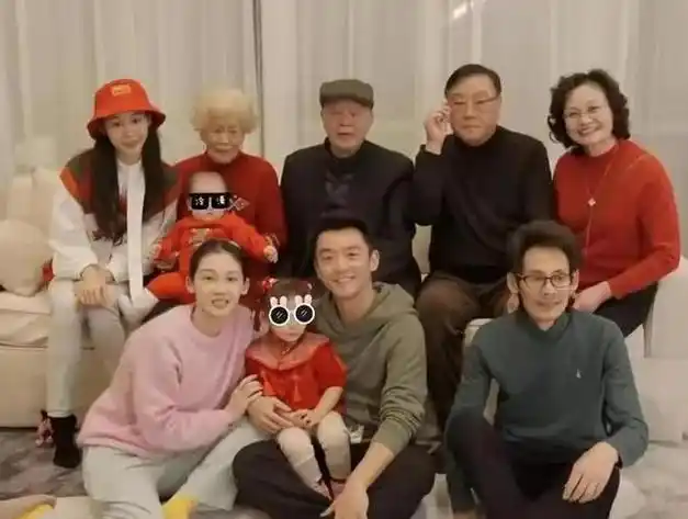 郑恺苗苗两家人吃团圆饭三胎女宝宝出镜老大老二正脸都像郑恺