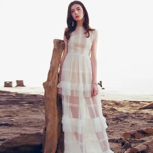 透视连衣裙,性感中带着俏皮