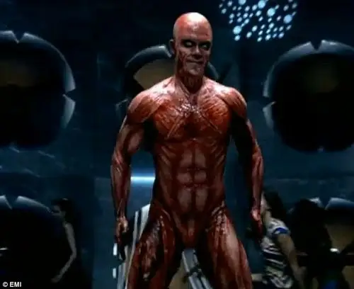 哈罗德斯泰尔斯公园穿肌肉装搞怪吓人