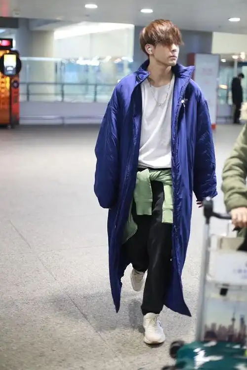 曾舜晞街拍:balenciaga棉被大衣gucci老爹鞋 潇洒帅气