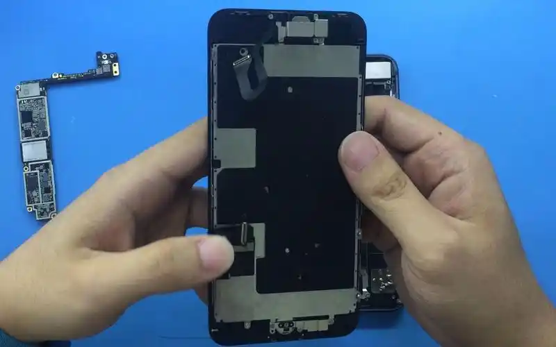 收到一部二修iphone8p进水后主板电容损坏了进水机不好修啊