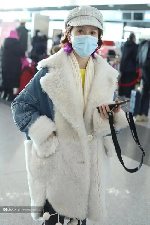 街拍金巧巧羊羔绒牛仔外套白色中筒靴报童帽时髦减龄