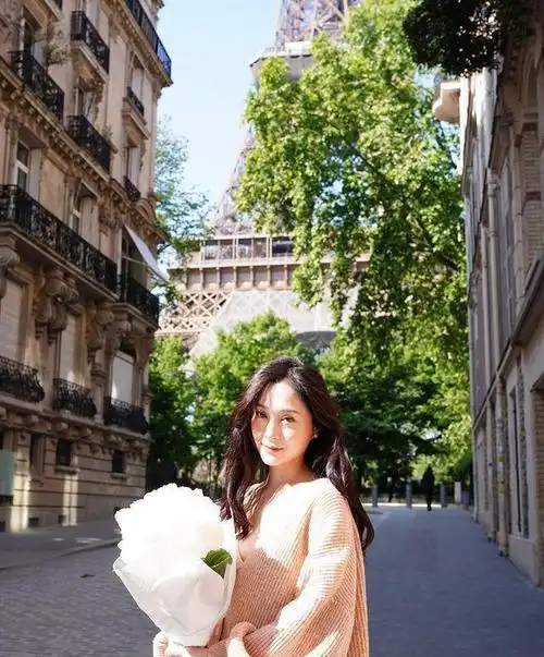 洪天明太太周家蔚出席聚餐与师叔元彪拍照很亲密被质疑喝多了