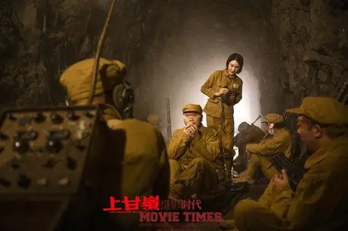 大型红色主题上甘岭上集鸟叔意境人像