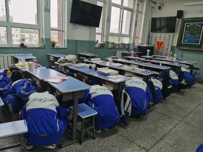 银川市实验中学开展防震减灾应急疏散演练