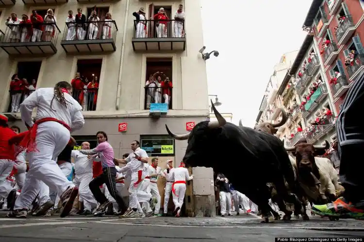 2014年7月10日摄于西班牙潘普洛纳:圣佛明节第五天,街头斗牛狂欢,奔牛