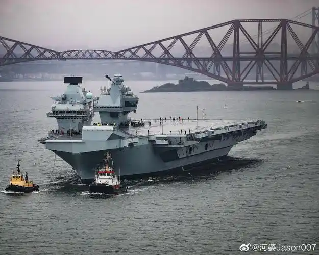 "威尔士亲王"号航母22日通过福斯桥底