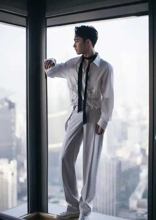 原创张艺兴两套活动造型白色流苏衬衫与红色条纹西装尽显帅气风范