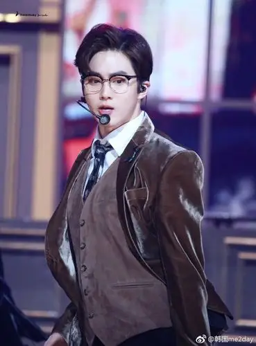 【twitter】刷一发超好看的戴眼镜的#suho# #金俊勉# 颜值暴击啊~ (cr