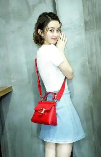 赵丽颖新造型卷毛短发好减龄,网友:赵三岁变成赵二岁了!(2)