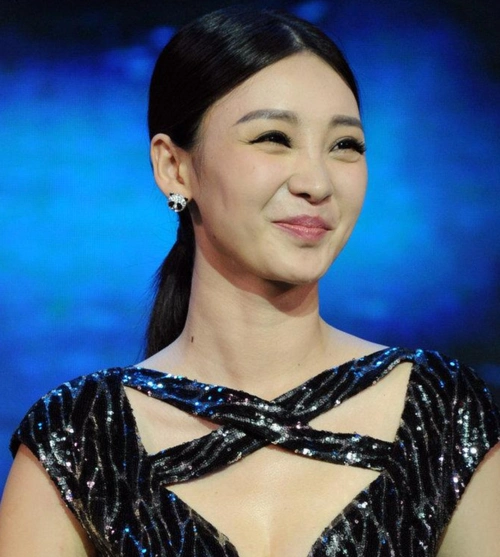 高清镜头下,柳岩花容失色,这个细节被拍的显露无遗!