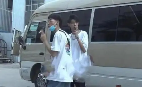 秦霄贤从这个图片倒是能看得出来是老秦,不过抽烟的样子不是很帅,没有