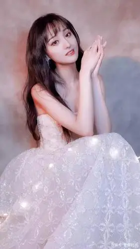 郑爽穿抹胸礼服裙,超甜超美超仙气,仿若下落凡间的美丽精灵