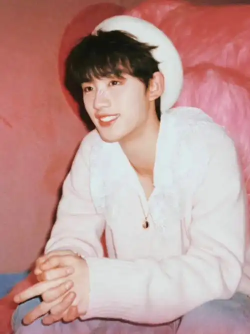 丁程鑫最随拍,粉色毛衣温暖治愈,元气笑容闪耀冬天__财经头条