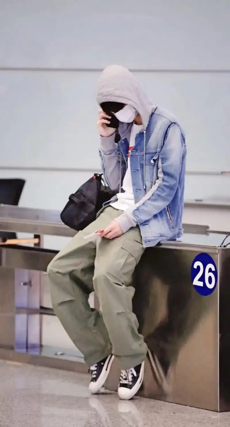 这小子这腿这颜值,想迷死谁啊.#王一博#全身照#女娲炫技之作 - 抖音