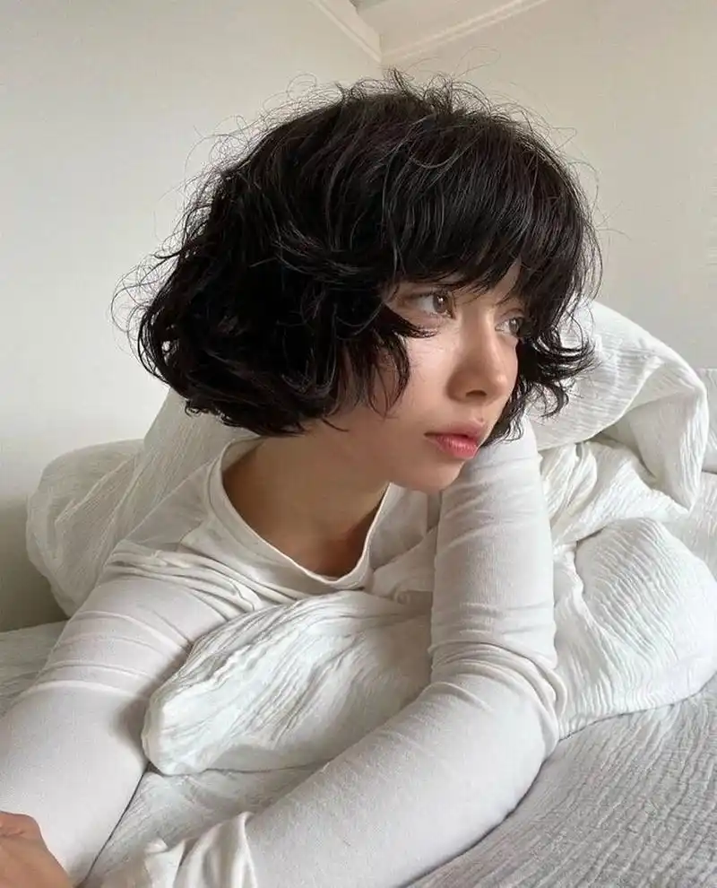 发型 短发女生可以大胆的尝试卷发 慵懒蓬松的俏皮卷发谁能拒绝 凌乱