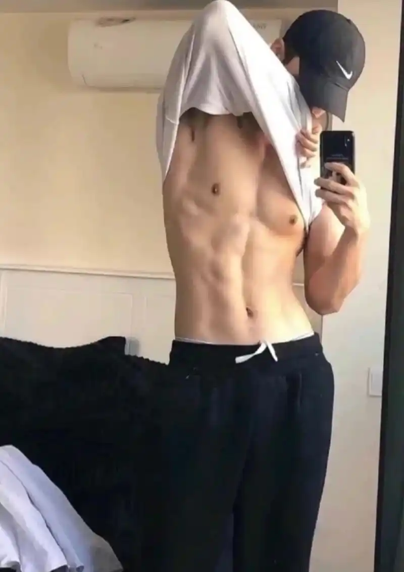 想在哥哥的腹肌里捉迷藏