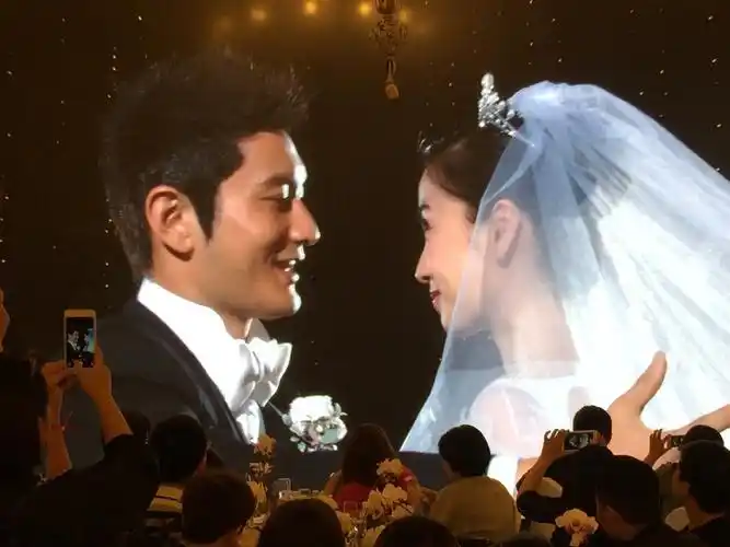 黄晓明与baby结婚证件照曝光 搞怪卖萌玩穿越