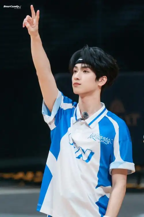 严浩翔射箭神图##严浩翔出场即高光##严浩翔饭撒