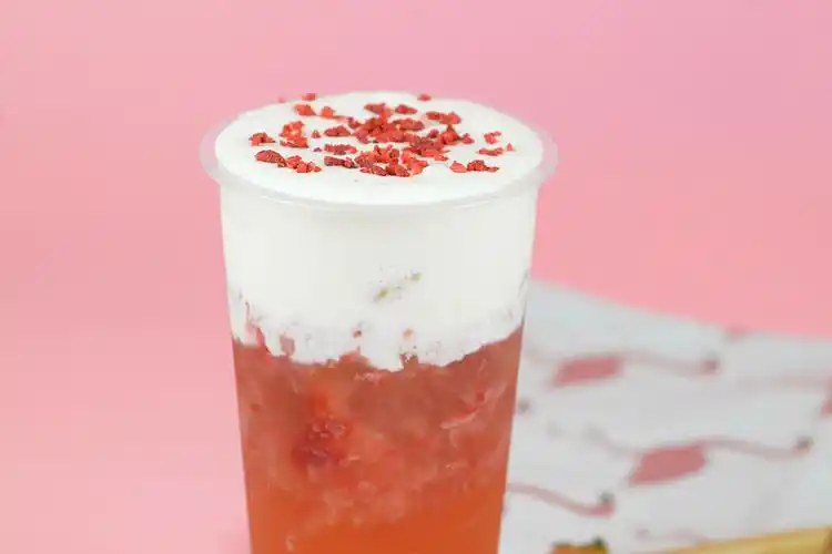 冬天喝什么当然是高颜值的草莓奶盖茶啊