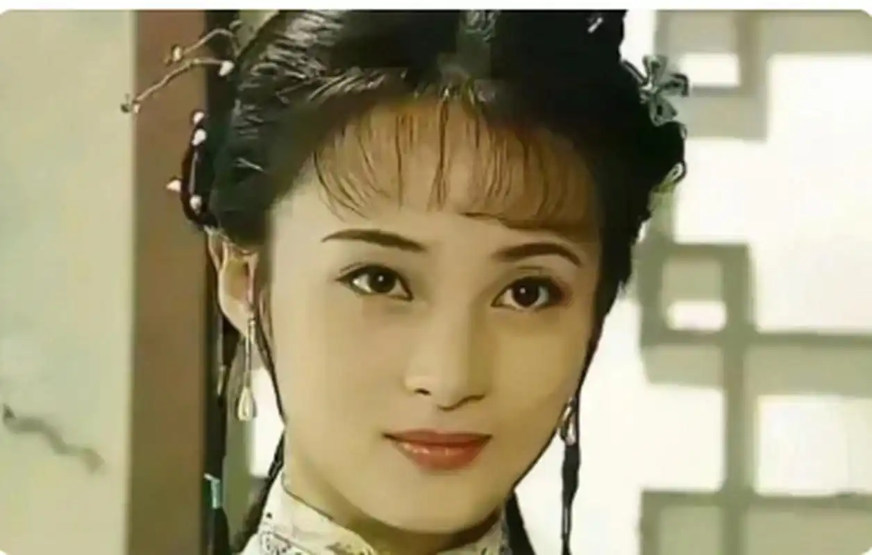 年轻时的蒋勤勤樱桃嘴,柳叶眉,鹅蛋脸,身段妖娆,美得让人惊艳!