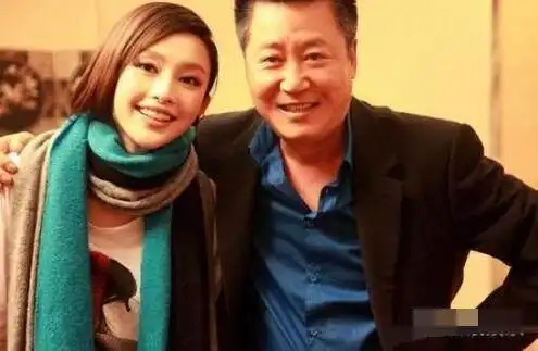 63岁赵宝刚和妻子闪婚二人生活素颜曝光妻子知性美丽资产多