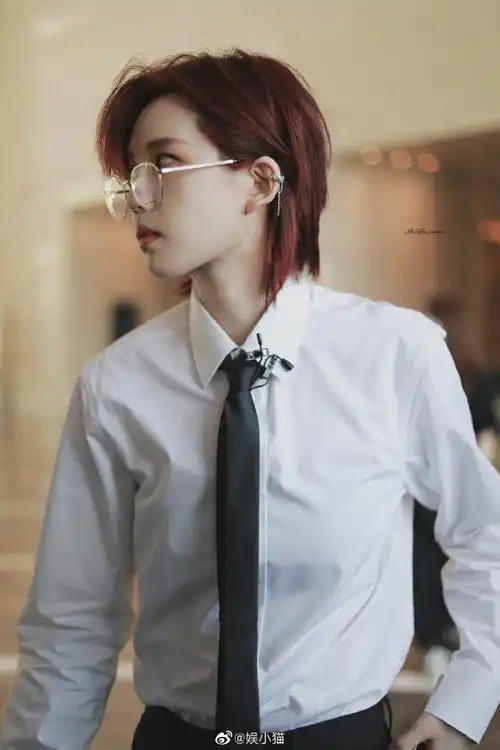 陆柯燃衬衫领带造型##陆柯燃红发眼镜造型