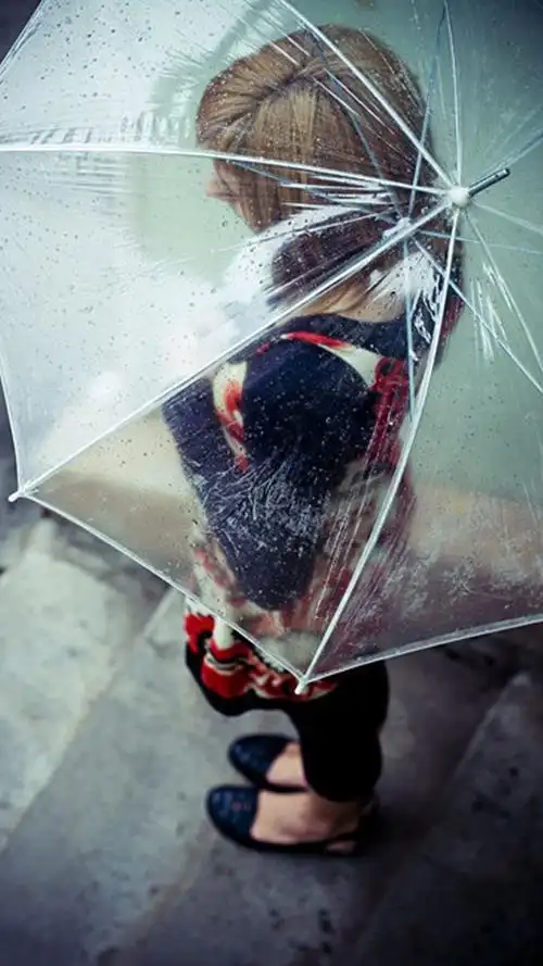 一个人不想攀高就不怕下跌,也不用倾轧排挤,可以保其天真,成其自然