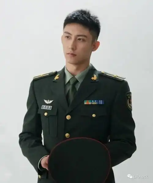 黄景瑜帅气军装照刷屏活脱脱行走的衣架子