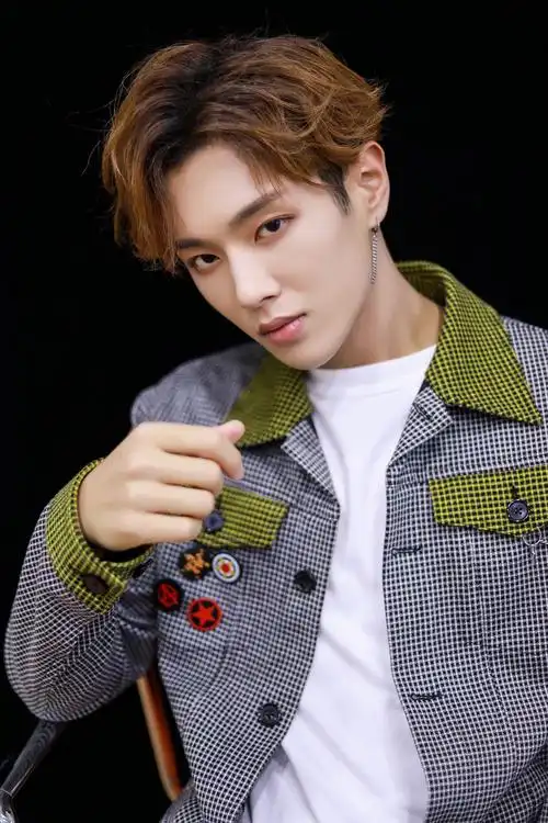 官博更博:#李汶翰# 通告侧拍再一波～[阴险]