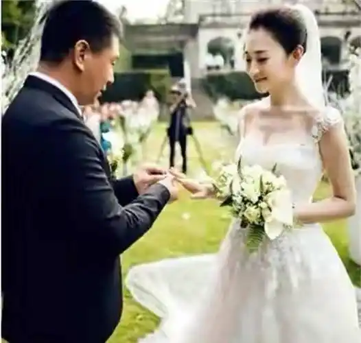 原创李小冉爱情前男友雇13人砍现男友最终花落5亿身家男闺蜜