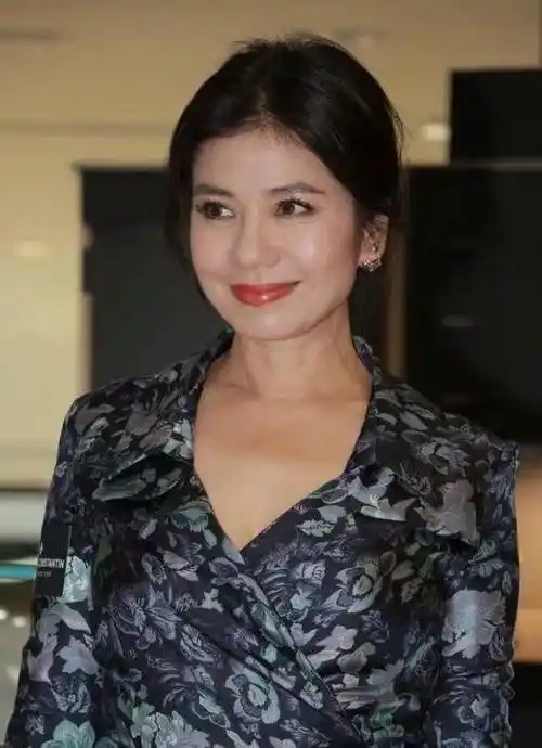 还是能勉强hold住的,但若你是钟楚红这般长相港风比较有熟女