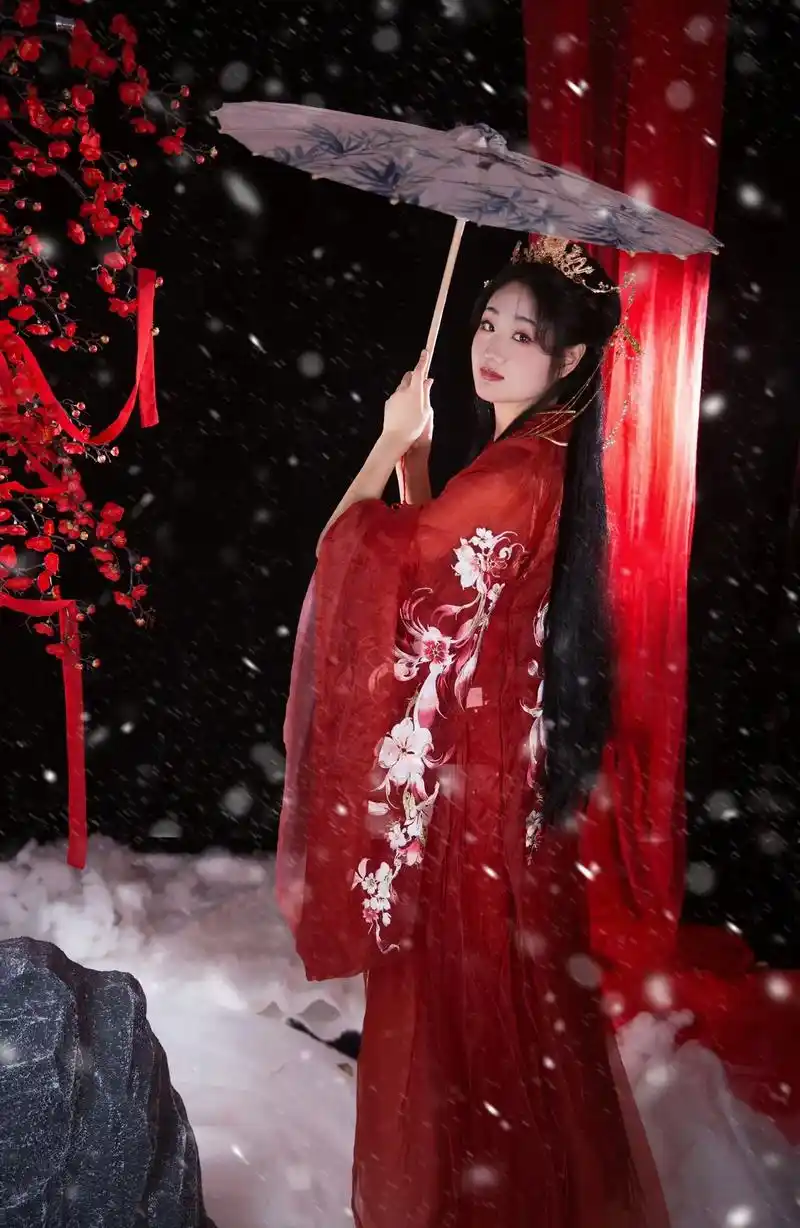 苍山多歧路,谁明少年心.#红衣古装 #绝美古风 #鞍山约拍 - 抖音