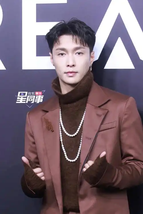 杨幂暗夜精灵##angelababy金发芭比##陈都灵蓝发人鱼姬造型##张艺