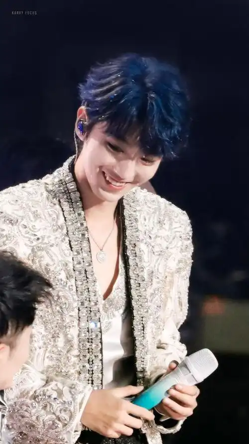 开学第一件事:"你知道十周年@tfboys-王俊凯 有多帅吗080808"