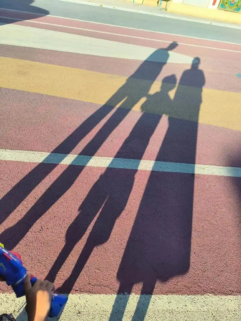 一家三口#是温暖#太阳下的影子 #人间值得你也值得