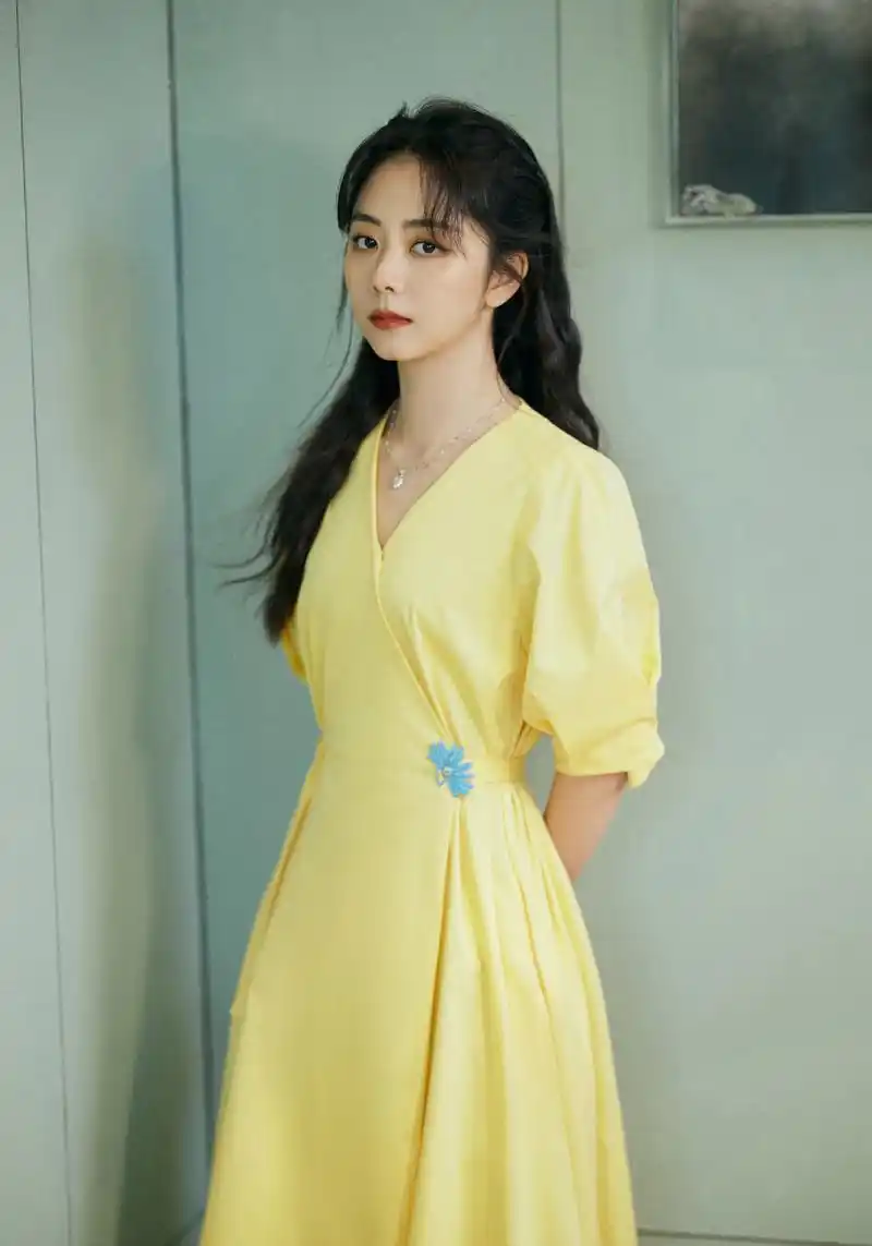 谭松韵一袭黄色长裙,搭配长发,温婉秀丽,清新甜美,越来越有女人味了!