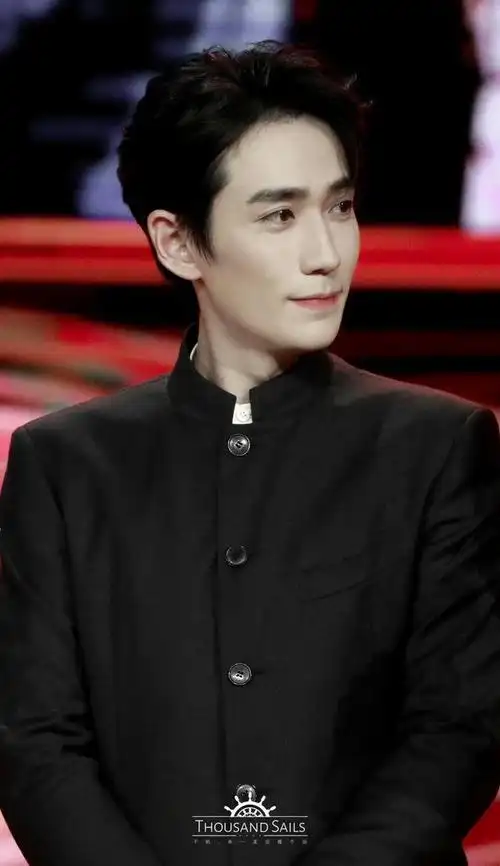 240128春风十里不如朱一龙帅气侧颜网友热议帅气偶像